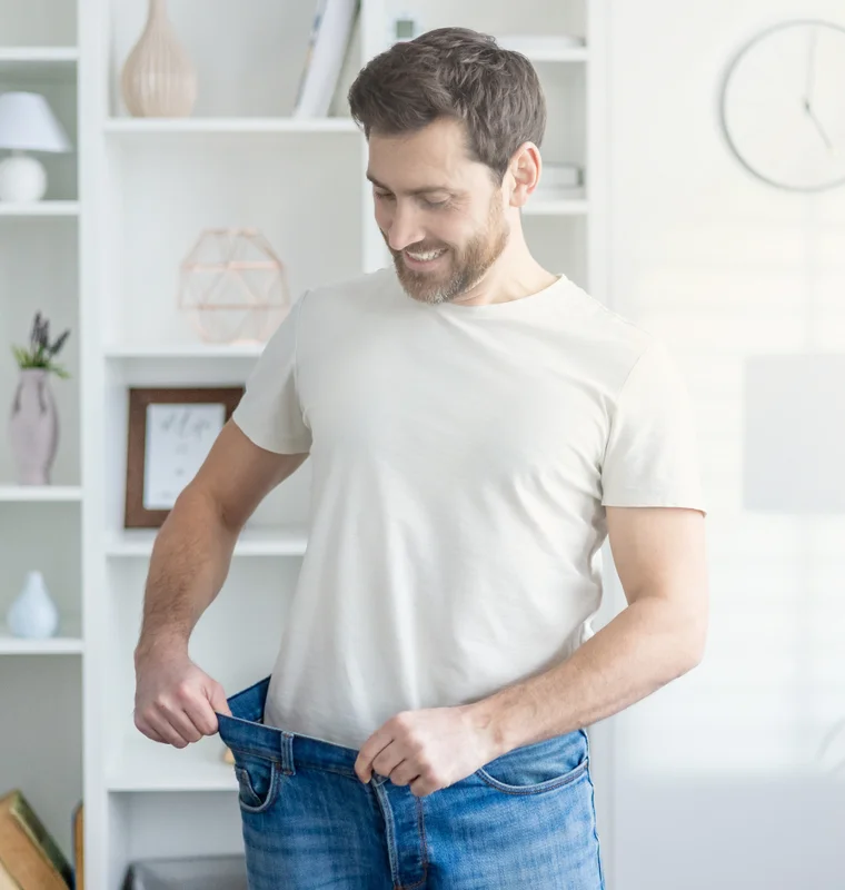 Persona midiendo su cintura durante tratamiento